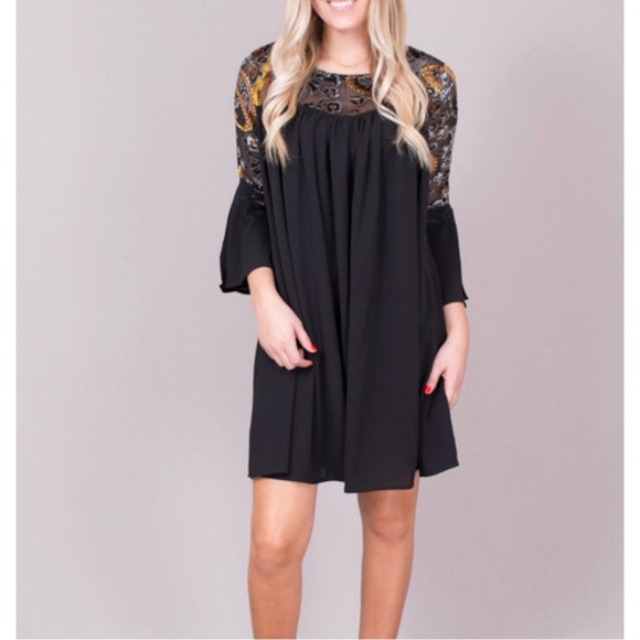 Umgee Dresses & Skirts - Umgee Embroidered Velvet Burnout Yoke Dress Women’s Size M Black Flare Sleeve